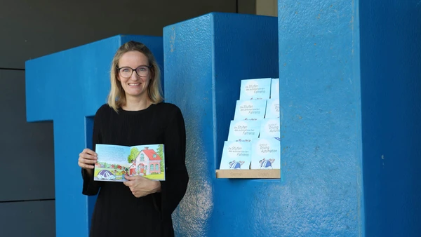 Impulse generator and author Franziska Hegner with the book "Stufen des automatisierten Fahrens" (Photo: THI).