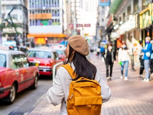 Junge Frau in Einkaufsstraße in Hongkong