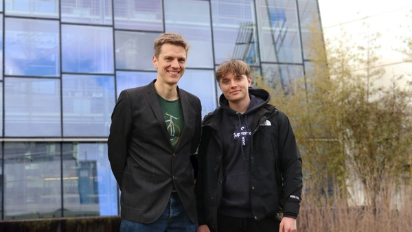 THI-Student Dominic Rampas (r.) und Professor Marc Aubreville stellen die KI in Wien vor (Foto: THI).