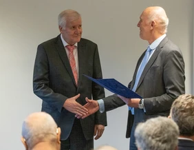 THI-Präsident Professor Walter Schober (r.) gratuliert Horst Seehofer zur Ehrensenatorwürde (Foto: THI).