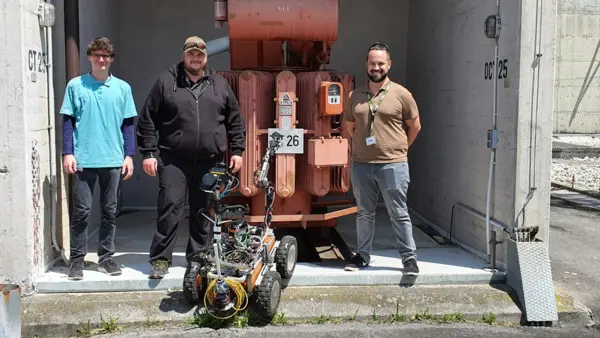 Das THI-Team: Michael Witti, Michael Schmidpeter und Maurice Hufnagel (v.l.n.r.) mit Roboter Frank (Foto: THI).