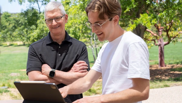 [Translate to English:] Student Henri Bredt mit Tim Cook