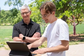 [Translate to English:] Student Henri Bredt mit Tim Cook