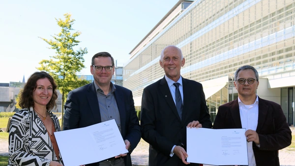 Anne-Sophie Kopytynski, Chancellor Christian Müller, THI President Professor Walter Schober, and Professor Alessandro Zimmer at the signing of the contract (Photo: THI).