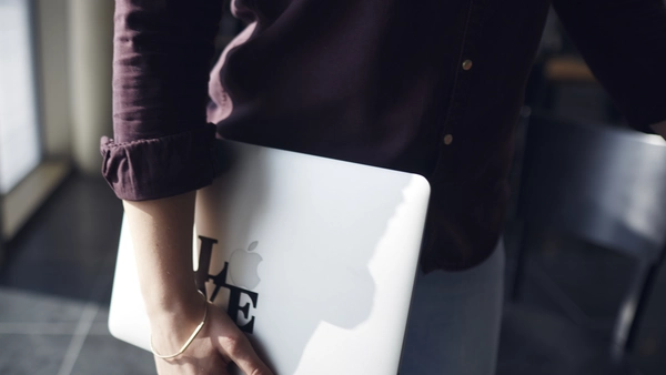 THI student with laptop.