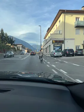 Straße mit Fahrrad- und Autofahrer in der Innenstadt.